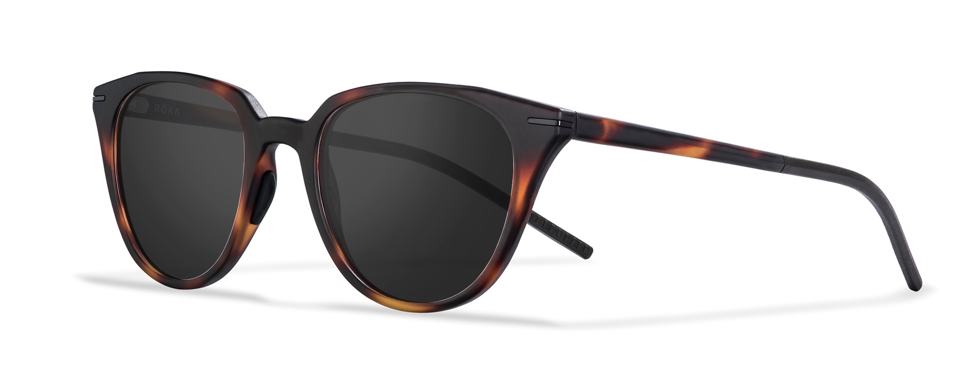 Three-quarter view of the Lola tortoise frame with a dark carbon lens.