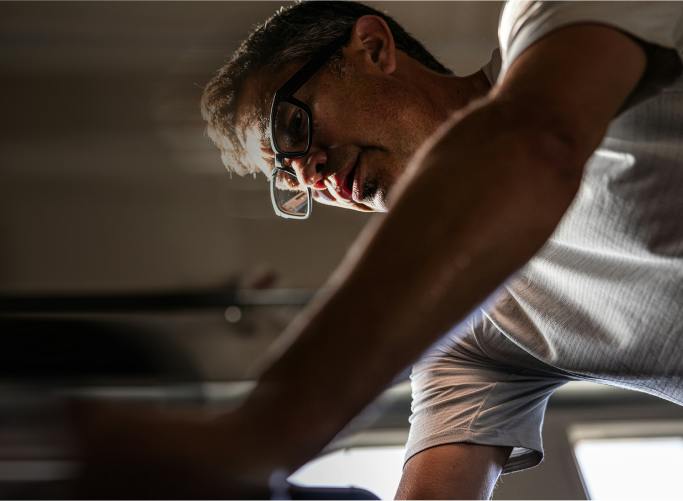Man wearing ROKA readers