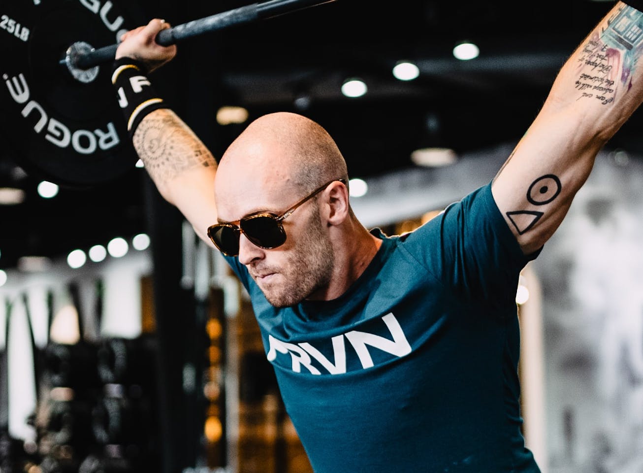 Man weightlifting wearing Bandera sunglasses