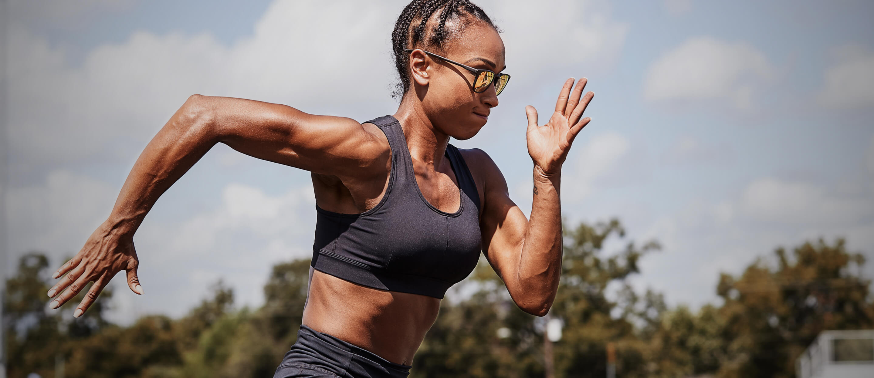 Woman sprinting in Rory Sunglasses