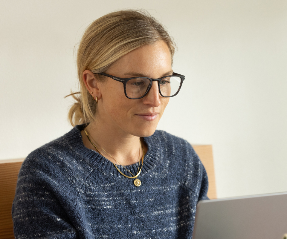 woman in Rory eyeglasses