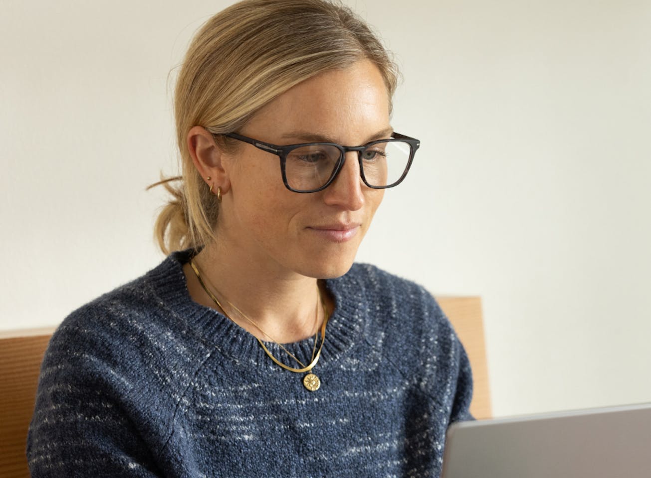 woman in Rory eyeglasses