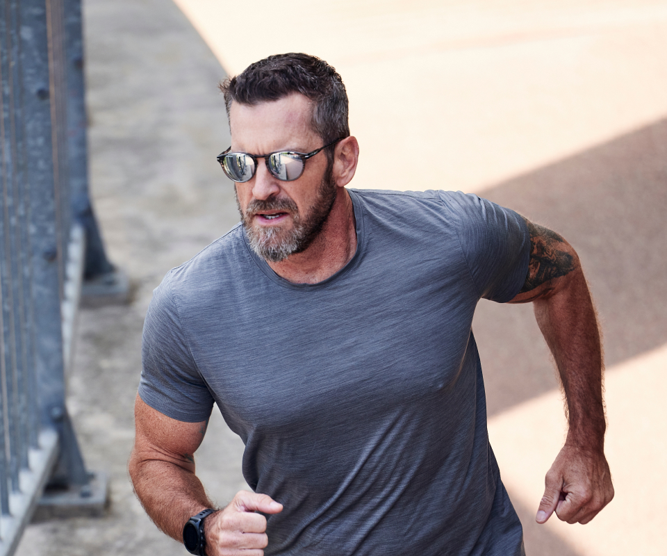 Man running in Oslo sunglasses