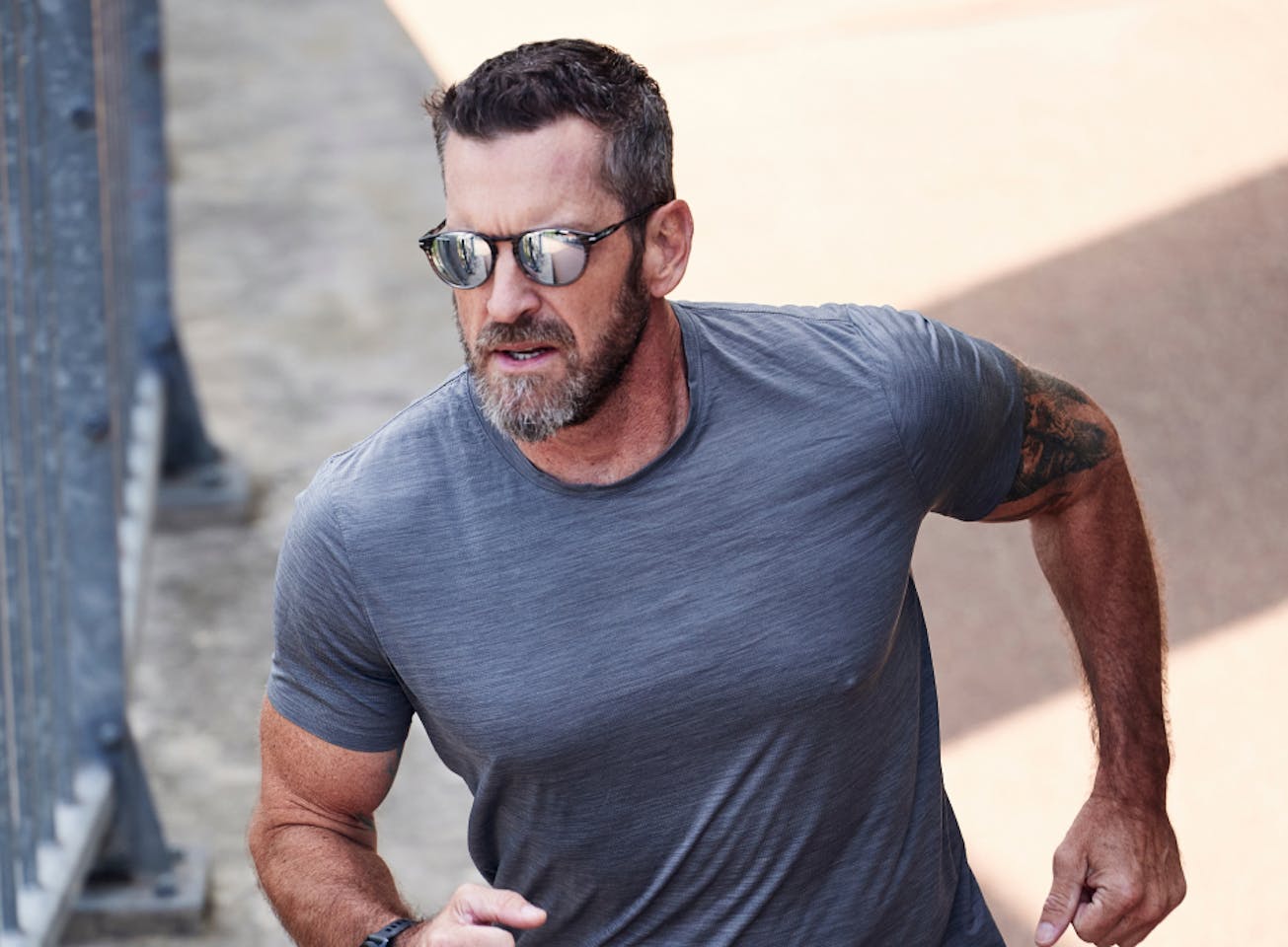 Man running in Oslo sunglasses