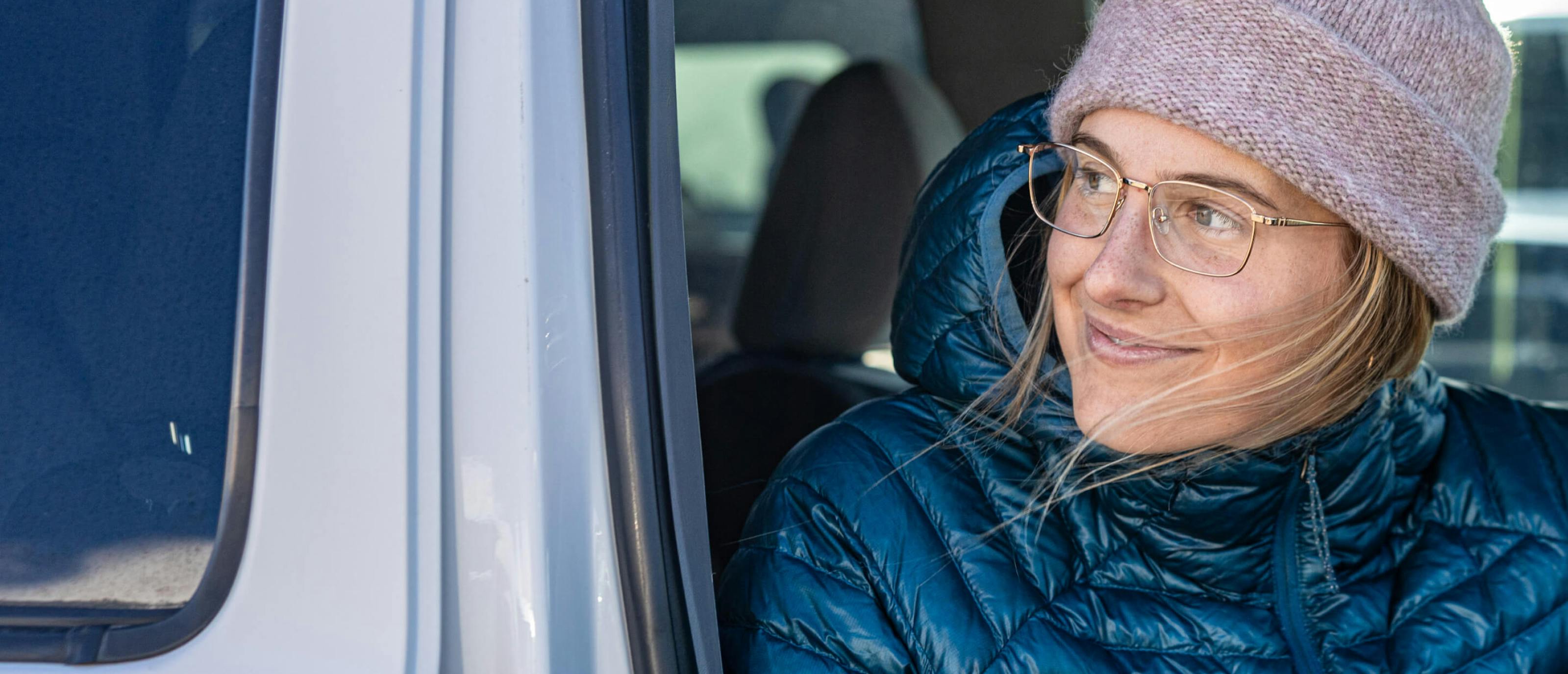 Woman wearing beanie and Vapor glasses