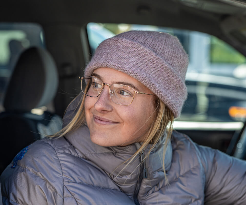Woman wearing beanie and Vapor glasses