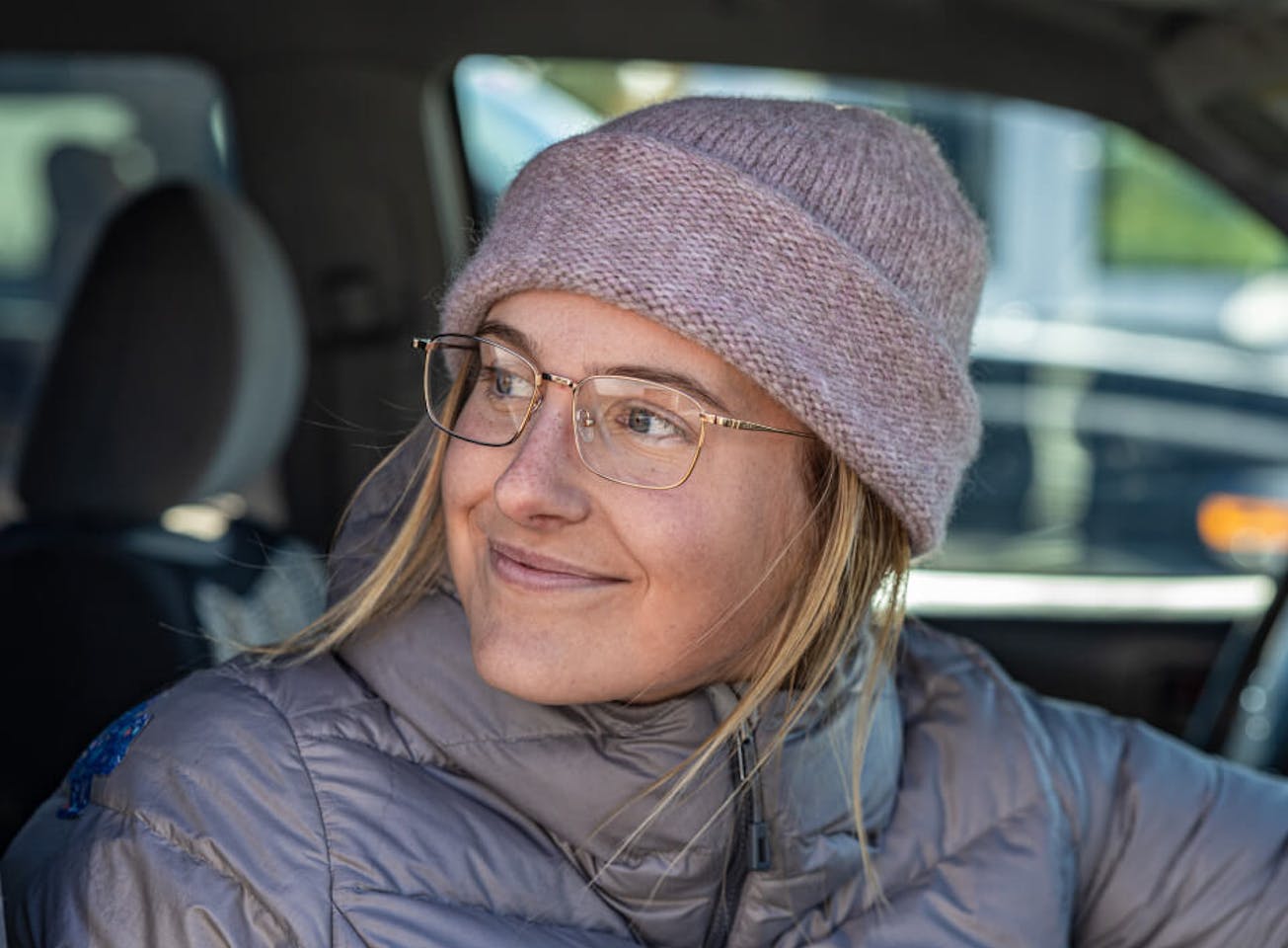 Woman wearing beanie and Vapor glasses
