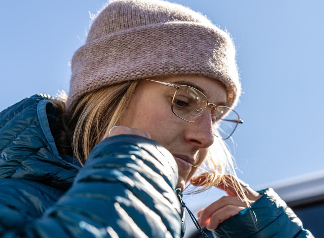 Woman wearing beanie and Vapor glasses