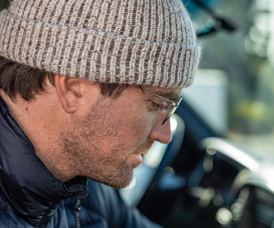 Man wearing beanie and Vapor glasses