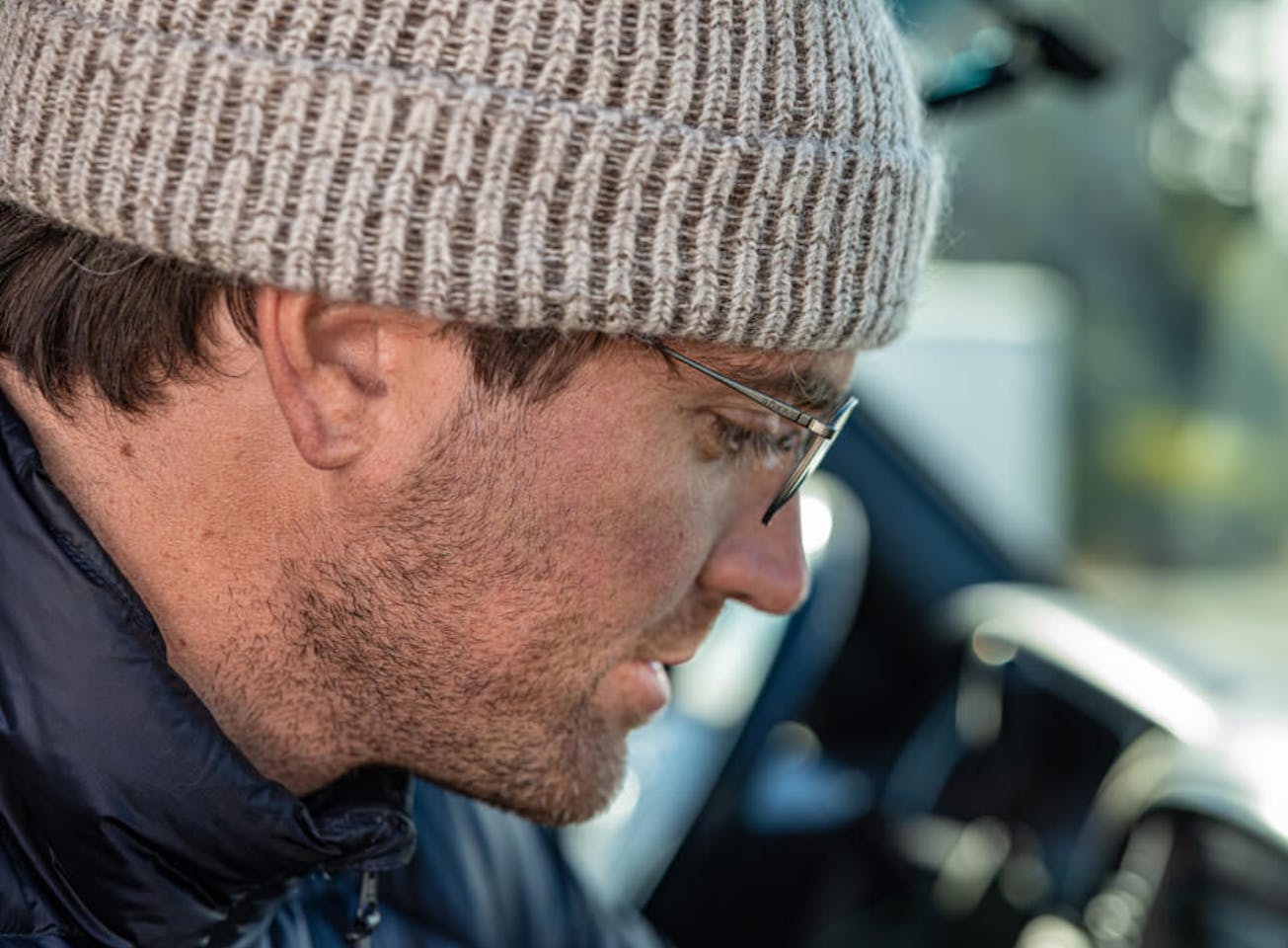 Man wearing beanie and Vapor glasses