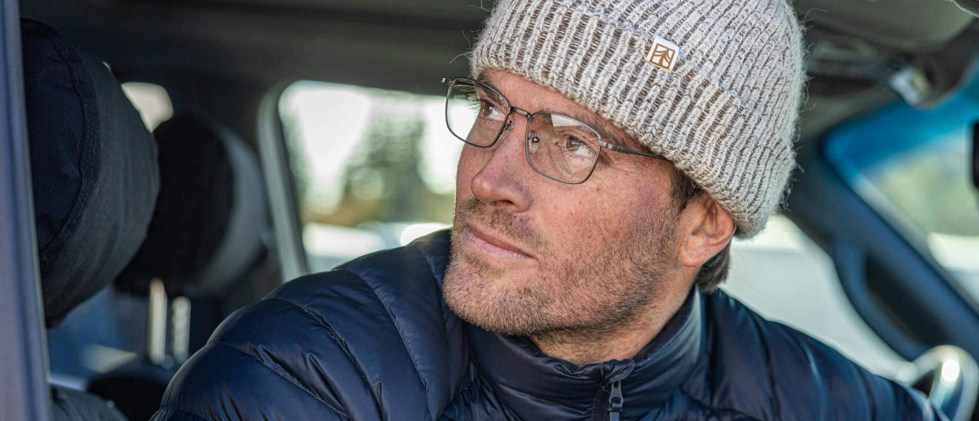 Man wearing beanie and Vapor glasses