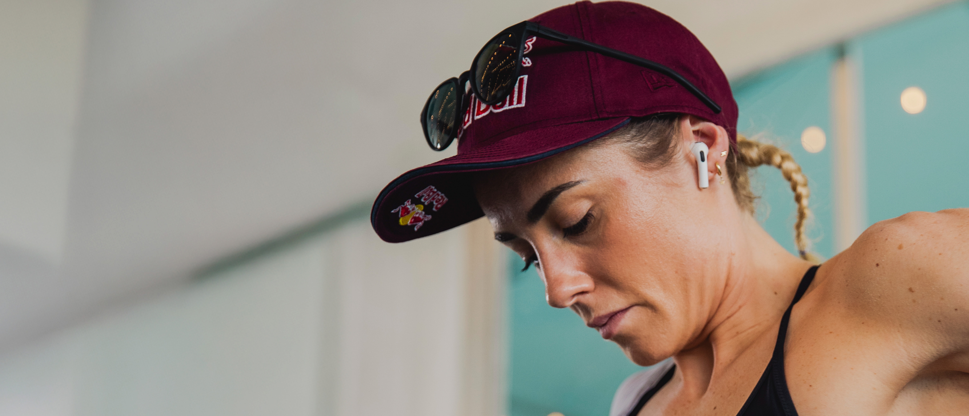 Woman wearing maroon hat and Lola 2..0 sunglasses