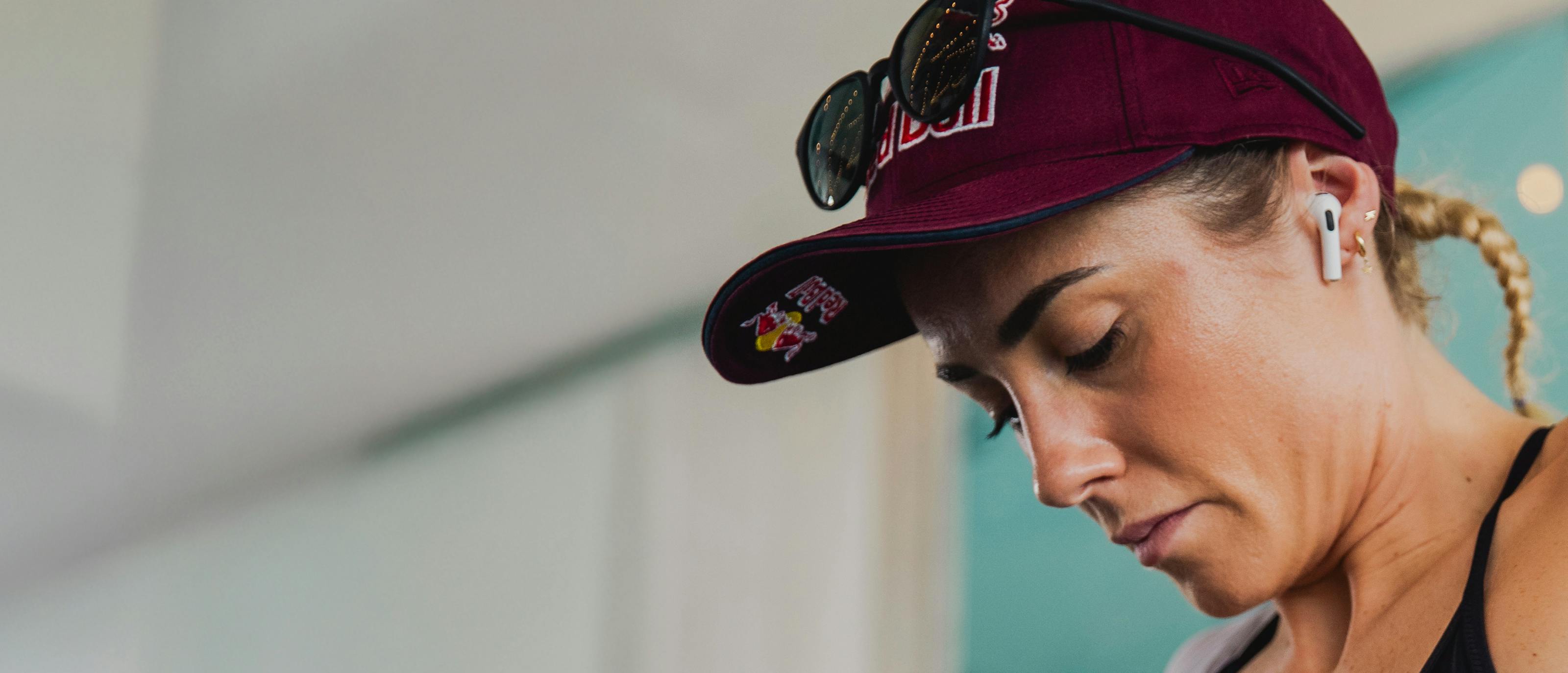 Woman wearing maroon hat and Lola 2..0 sunglasses