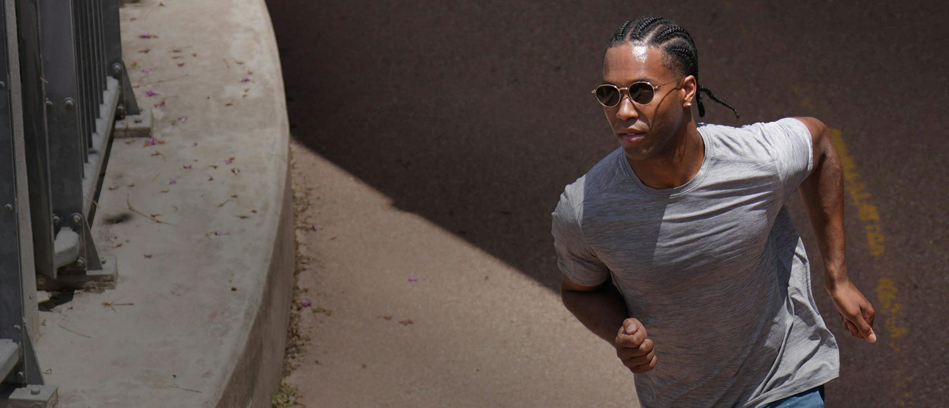 Man running in gray shirt and Alto Sunglasses