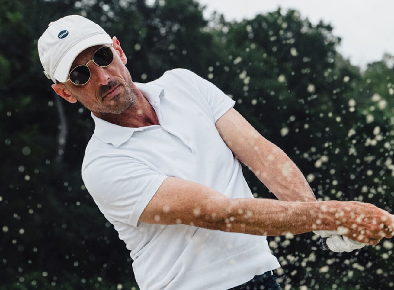 Man golfing out of bunker Alto Sunglasses