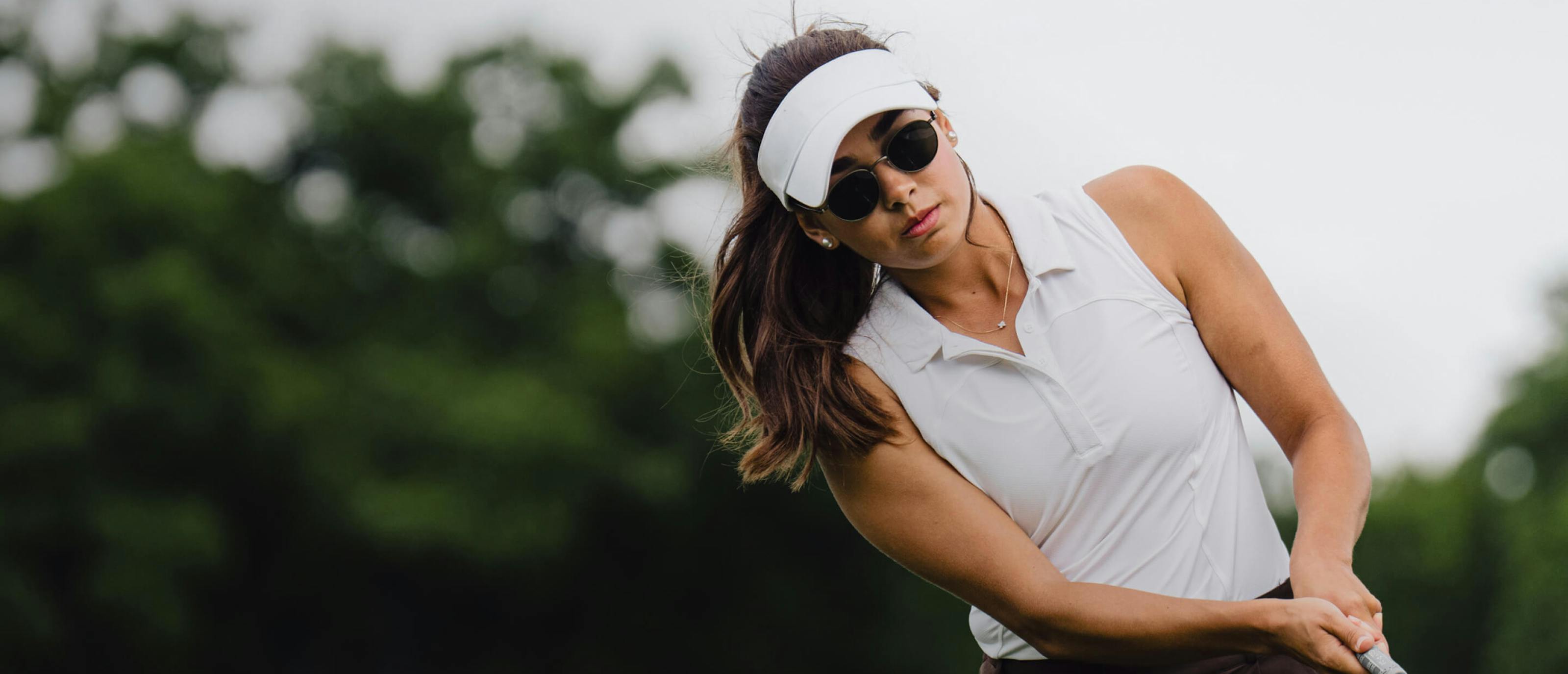 Woman chipping in Alto Sunglasses