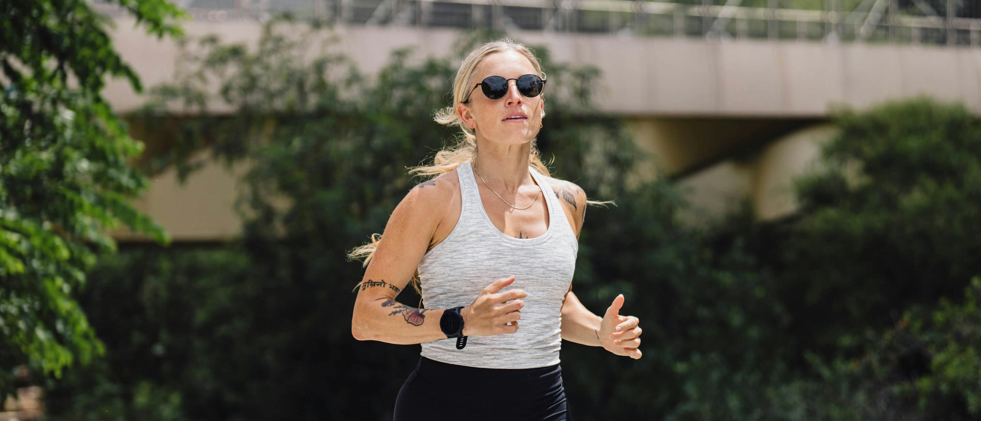 Woman jogging in Alto Sunglasses