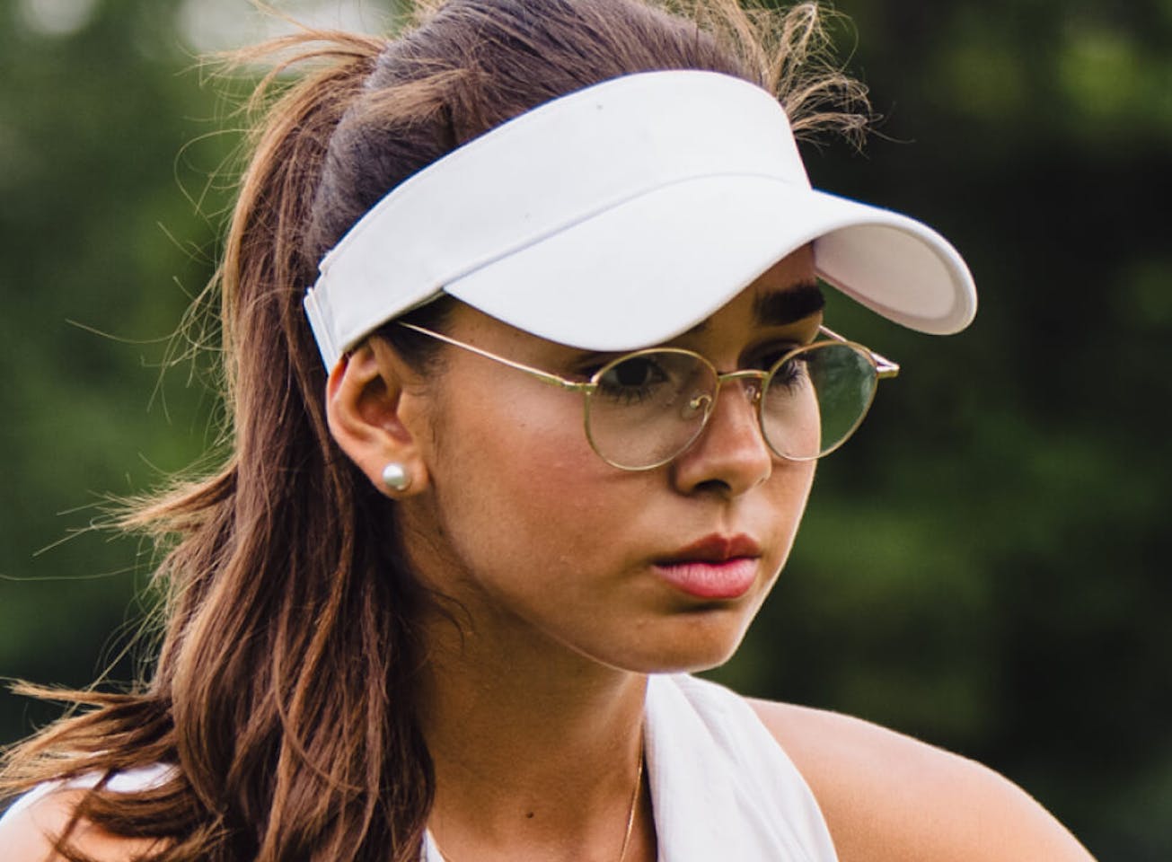 Woman wearing white golf hat and Alto Eyeglasses
