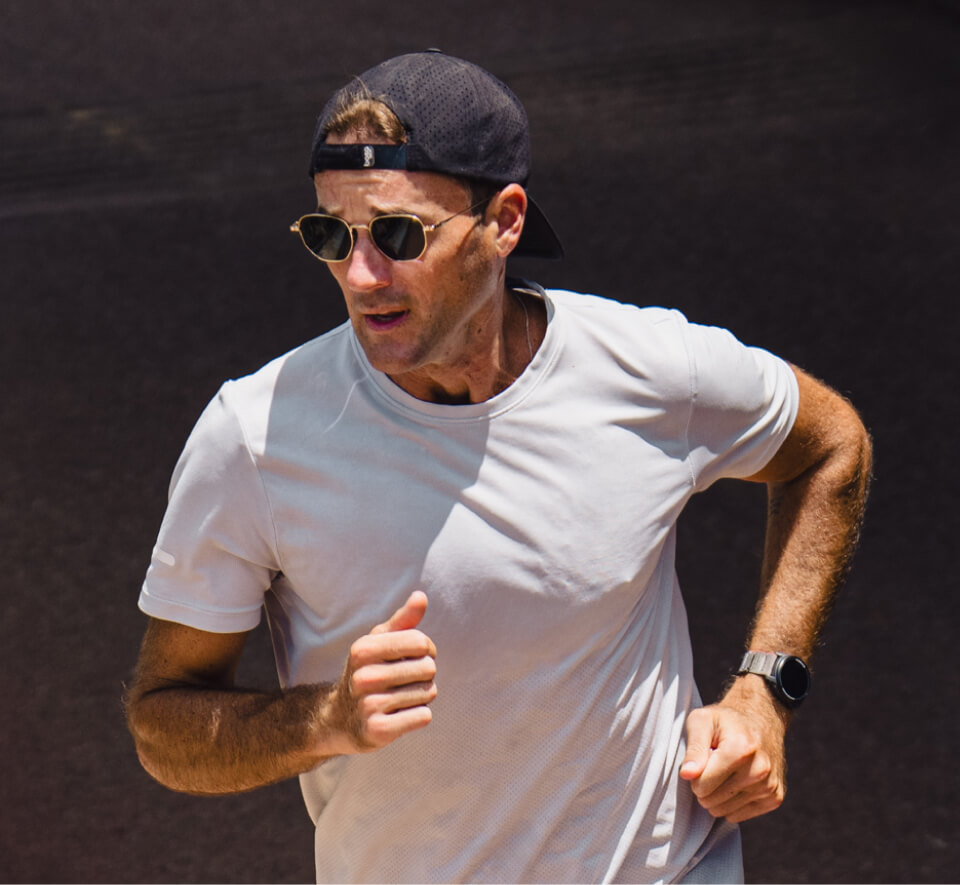 Man jogging wearing white shirt and Lyno Sunglasses