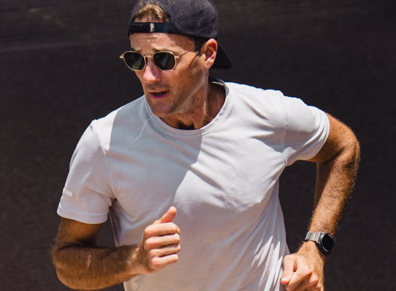 Man jogging wearing white shirt and Lyno Sunglasses