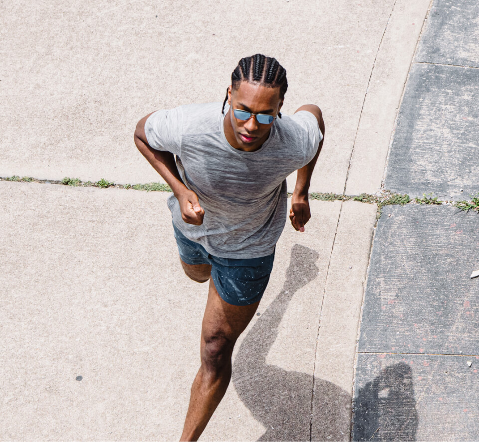 Man jogging in Lyno Sunglasses