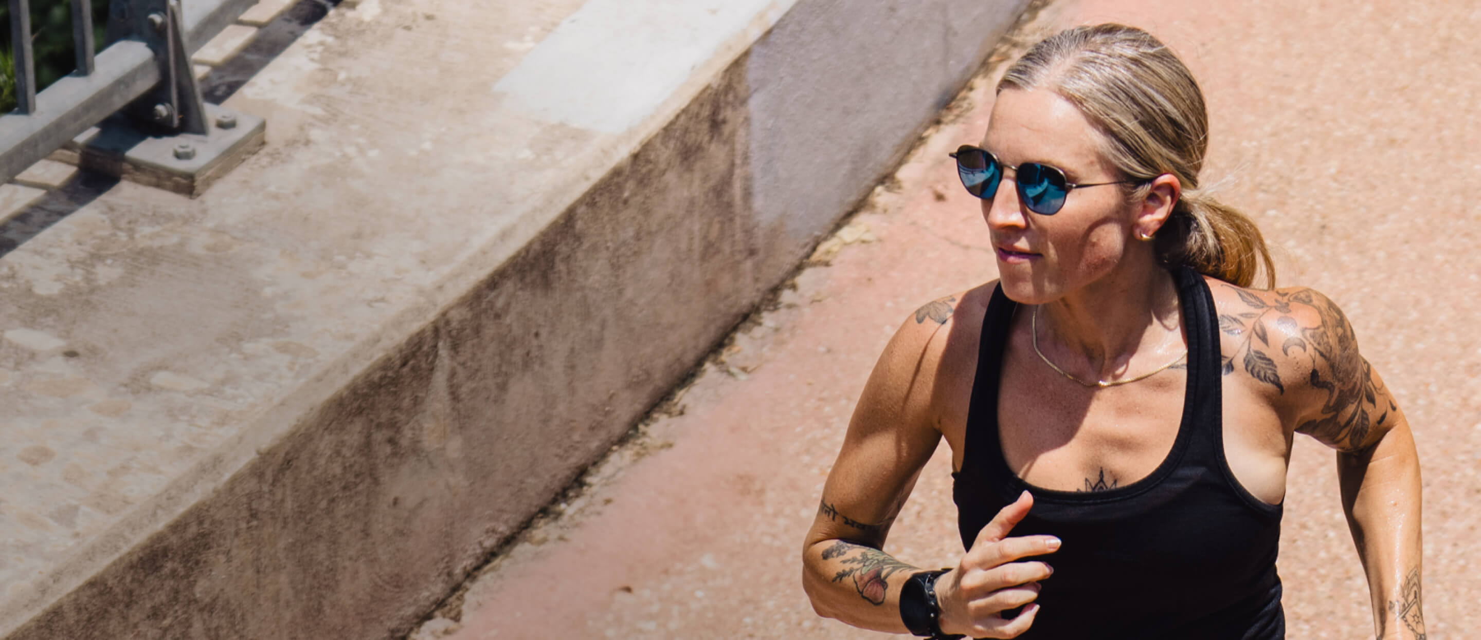 Woman jogging in Lyno Sunglasses
