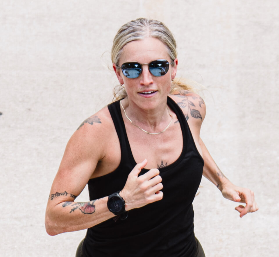 Woman jogging in Lyno Sunglasses