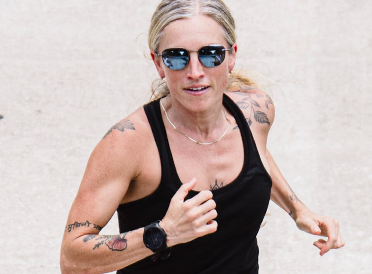 Woman jogging in Lyno Sunglasses