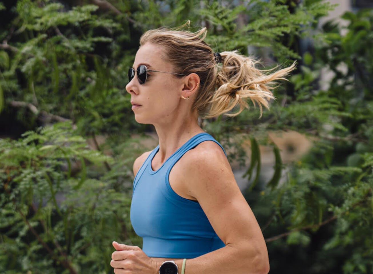 Woman jogging in blue top wearing Lyno Sunglasses