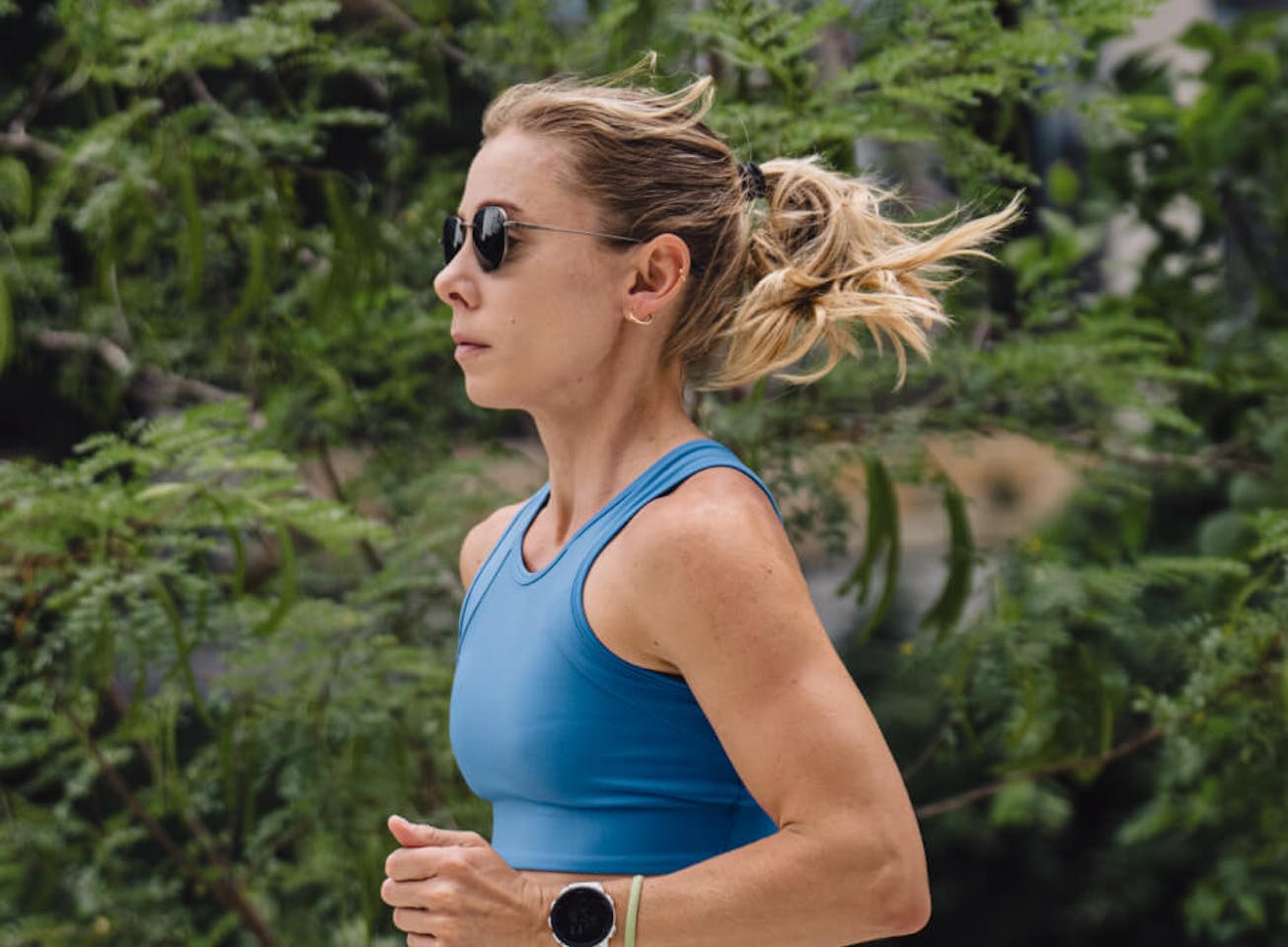 Woman jogging in blue top wearing Lyno Sunglasses