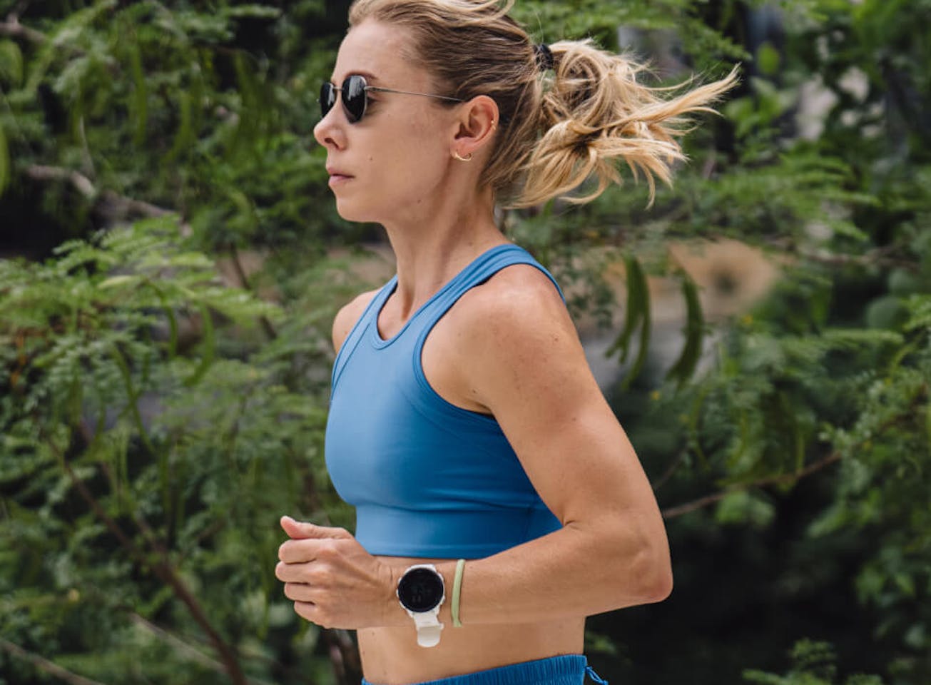 Woman jogging in blue top wearing Lyno Sunglasses